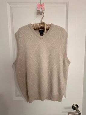 Dockers Men’s Cream Argyle V-Neck Sweater Vest